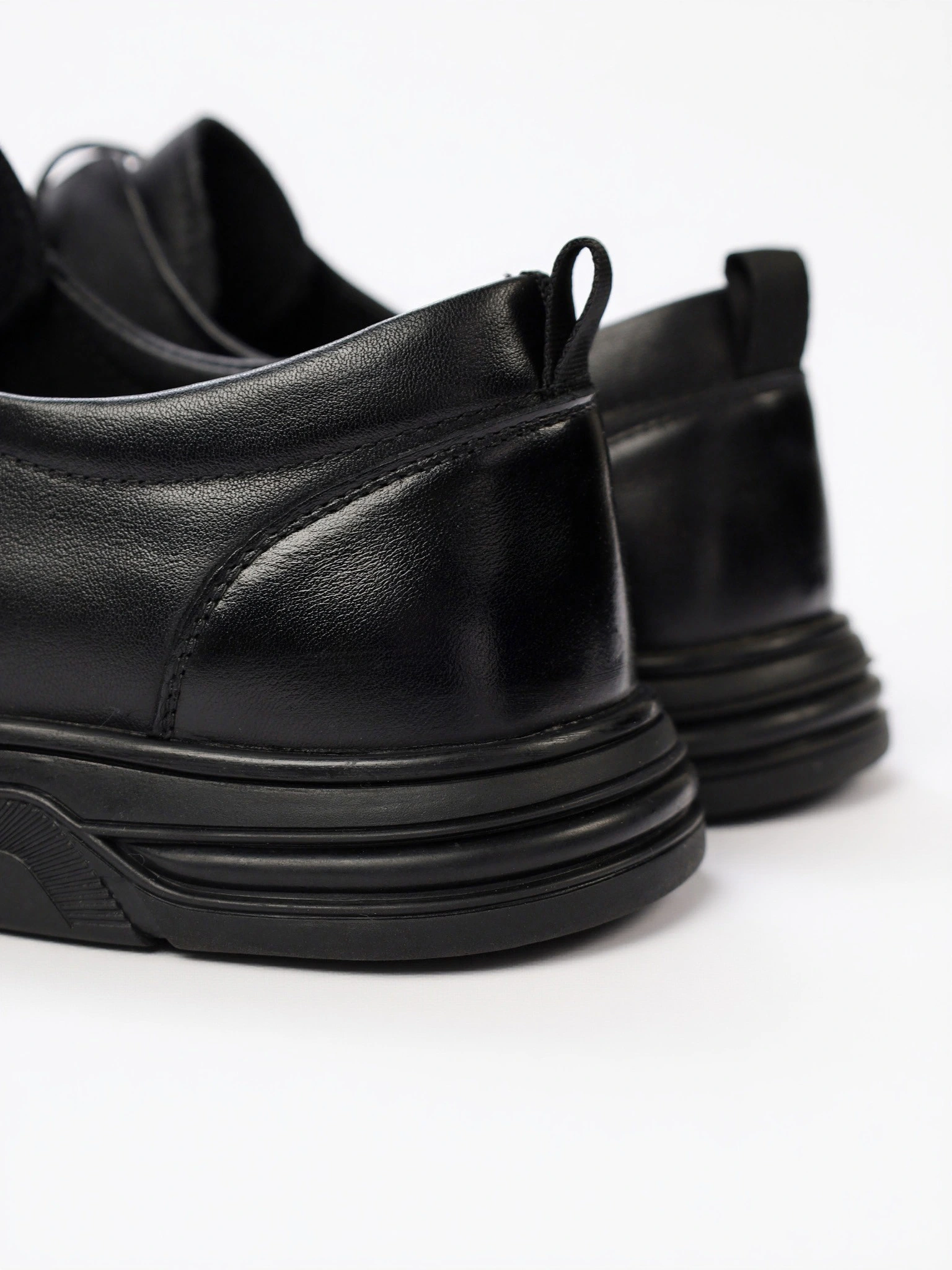 Туфли-дерби черного цвета со шнуровкой